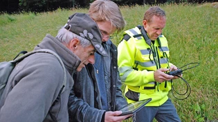 Arbeit im Team: Mittlerweile sind diverse Personen in die Rehkitzrettung mittels Drohne involviert, wie hier Helfer Walter Bollhalder (von links), und die beiden Drohnenpiloten Nils Scheunemann und Ruedi Leuzinger.