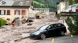Naturgewalt in Schwanden: Am Sonntag haben einige Anwohnerinnen und Anwohner ihre Fahrzeuge in Sicherheit bringen können.