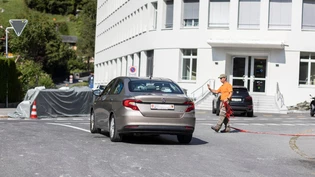 Neue Türsteher: Ab jetzt kontrollieren Mitarbeiter einer Sicherheitsfirma statt dem Zivilschutz den Zugang zum Sperrgebiet in Schwanden.  