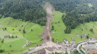 Die verursachten Schäden durch den Erdrutsch in Schwanden gehen in die Millionen.