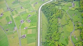 Umstrittenes Projekt: Beim Kundertriet unterhalb von Mollis (Bildmitte) soll der Linthdamm in Richtung Berg versetzt werden, um dem Fluss mehr Raum zu geben.