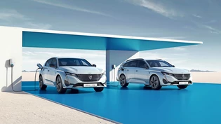 Kompaktes Design: Der Peugeot e-308, den es auch als Kombi gibt, schaut nicht nur gut aus, er ist auch schön zu fahren.