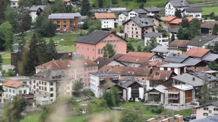 Prominenter Bau: Das Bergüner Schulhaus (Mitte) sticht mit seiner rötlichen Farbe und den schwarz-weissen Fensterläden aus dem Dorfbild heraus.