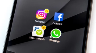 Ob Instagram oder Facebook; auch mit grosser Reichweite erreicht man nicht alle Nutzer. Smartphone App Handy