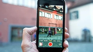 Polizisten der Stadt Chur sind oft zu Fuss unterwegs, um mit den Bürgern in Kontakt zu kommen.