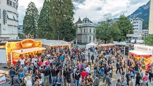 Menschenteppich auf den Strassen Churs am Churerfest: Ein Bild, wie es in Zeiten von «sozialer 2-Meter-Distanz» undenkbar scheint in den nächsten Monaten. Menschenteppich auf den Strassen Churs am Churerfest: Ein Bild, wie es in Zeiten von «sozialer 2-Meter-Distanz» undenkbar scheint in den nächsten Monaten.