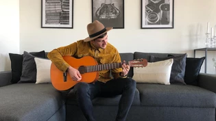 Früheres Hobby wiederentdeckt: Nico Dünner übt Gitarre spielen.