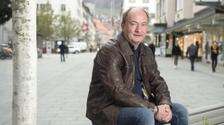 Ausruhen auf der Parkbank: EHC-Chur-Trainer Tomas Tamfal verbringt seine Freizeit regelmässig in der Stadt.