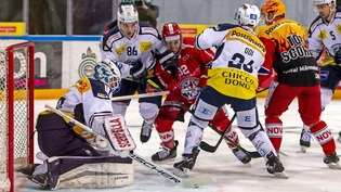 Lakers in Aktion: Kevin Clark (links) und Roman Cervenka beschäftigen die Abwehr von Ambri. 