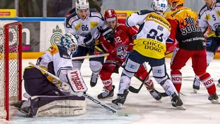Lakers in Aktion: Kevin Clark (links) und Roman Cervenka beschäftigen die Abwehr von Ambri.
