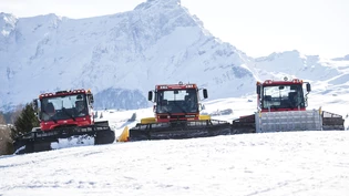 Fahren nicht auf der Strasse: Seit 2016 bekommen Bergbahnen für ihre Pistenfahrzeuge einen Teil der Mineralölsteuer rückerstattet.