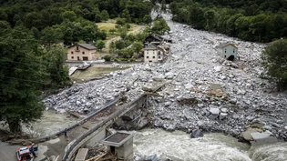 Tag 3 nach dem Unwetter: Im Misox sind die Aufräumarbeiten im Gang, so beim Schuttkegel, der drei Häuser mit sich gerissen hat und auf der A13 (zweites Bild).