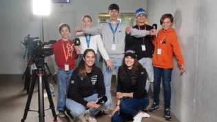 Journalistinnen und Journalisten: Sofia, Céline, Enea, Lyon und Fadri (von links nach rechts) befragen die ehemalige Unihockeyspielerin Flurina Marti (links) und die aktive Skirennfahrerin Stephanie Jenal.