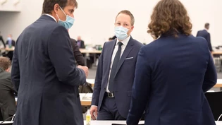 Viel zu diskutieren: Nächste Woche werden die Berichte zum Baukartell im Grossen Rat besprochen. Hier im Bild: Die Grossräte Gian Michael, Martin Bettinaglio und Martin Tanner (von links). 