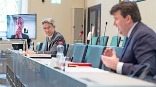 Steht Red und Antwort: Regierungspräsident Mario Cavigelli (Mitte) nimmt Stellung zu den externen Untersuchungen in Sachen Baukartell durch Martin Beyeler (links) und Andreas Stöckli. 