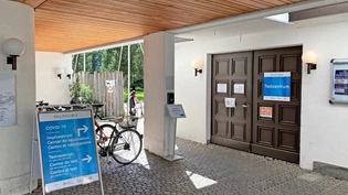 Seltener Anblick: Am Montag ist es noch ruhig vor dem Testzentrum der  Polyclinic St. Moritz, am Wochenende werden bis zu 160 Personen pro Tag getestet.