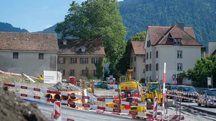Bauarbeiten sind im Gang: Ein weiterer Teil der Churer Masanserstrasse wird verbreitert sowie mit einer Bus- und Velospur ausgestattet. 