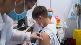 Die nächste Generation steht an: Junge Leute, einige von ihnen unter 16 Jahre alt, warten im Impfzentrum von Giubiasco auf ihre Coronaimpfung. Die nächste Generation steht an: Junge Leute, einige von ihnen unter 16 Jahre alt, warten im Impfzentrum von Giubiasco auf ihre Coronaimpfung.