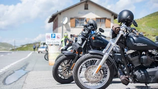Feinsäuberlich parkiert: Auf dem Parkplatz beim Flüelapass reihen sich die Motorräder nebeneinander. Bilder: Livia Mauerhofer
