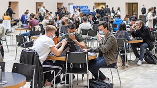 Endlich wieder Präsenzunterricht: Die Studentinnen und Studenten der Bündner Hochschulen starten ins neue Semester. An der Universität Zürich wurde die Zertifikatspflicht bereits eingeführt. Nun zieht auch Graubünden nach. Endlich wieder Präsenzunterricht: Die Studentinnen und Studenten der Bündner Hochschulen starten ins neue Semester. An der Universität Zürich wurde die Zertifikatspflicht bereits eingeführt. Nun zieht auch Graubünden nach.