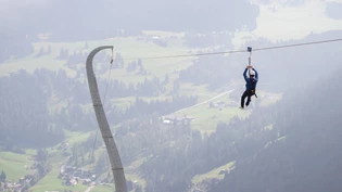 Adrenalinkick ist vorprogrammiert: Die Seilrutsche ist über 1,7 Kilometer lang und überwindet einen Höhenunterschied von 470 Metern. Adrenalinkick ist vorprogrammiert: Die Seilrutsche ist über 1,7 Kilometer lang und überwindet einen Höhenunterschied von 470 Metern.