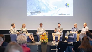 Diskussion: Moderator Stefan Flury mit Simona Barmettler, Peter Oberholzer, Andrea Baumann, Pietro Cattaneo und Bruno Hirschi (von links).
