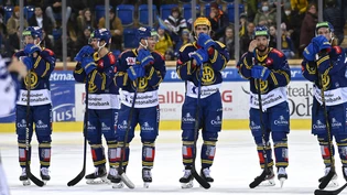 Enttäsuchte HCD-Spieler nach der 1:5-Schlappe gegen die ZSC Lions.