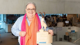 Sichtlich stolz: Martin Meuli mit dem Pokal «Bündner Persönlichkeit 2021» im Medienhaus in Chur.