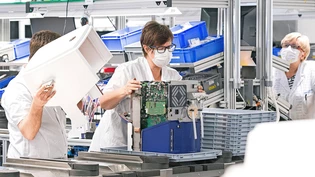 Produktion läuft weiter: Für den Nachschub an Beatmungsgeräten ist bei der Hamilton Medical AG auch bei vielen Ausfällen gesorgt. 