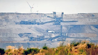 Keine GKB-Finanzierung: Unternehmen, die mehr als fünf Prozent des Umsatzes mit Kohleabbau – hier Tagebau im deutschen Hambacher Forst – erwirtschaften, sind bei der GKB «ausgeschlossen». 