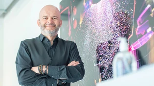 Kann endlich wieder planen: Norbert Cavegn, der Macher des Open Air Lumnezia, vor einem Foto der Festivalausgabe 2019. Kann endlich wieder planen: Norbert Cavegn, der Macher des Open Air Lumnezia, vor einem Foto der Festivalausgabe 2019.