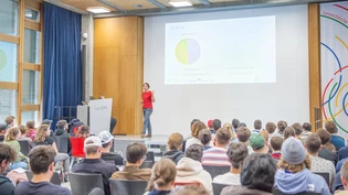 Politische Einführung: Niculin Detreköy, Teamleiter Kampagnen und politische Bildung von «engage.ch» (auf der Bühne), erklärt jungen Erwachsenen das Wahlsystem.