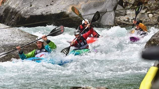 Waghalsiges Überholmanöver: Die Teilnehmenden der Boater-Cross-Schweizermeisterschaft (Aufnahme vom vergangenen Jahr) auf der Moësa in Cama kämpfen um den Sieg.