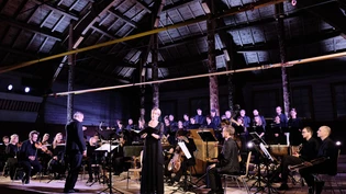 Barockmusik in der St. Moritzer Reithalle: Clau Scherrer leitet das Origen-Vokalensemble (hinten stehend) und das Concerto Stella Matutina, Sopranistin Anna Gschwend (vorn) singt die Partie der Königin von Saba.