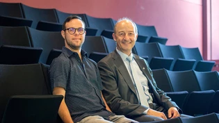 Strahlen um die Wette: Stefano Saladino (links), Athletenbotschafter von Special Olympics Switzerland, freut sich mit Urs Marti, Grossrat und Stadtpräsident von Chur, nach der Zustimmung des Parlaments zum Kredit für die Durchführung der Special Olympics World Winter Games 2029.