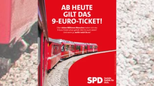 Lustiges Plakat: Die deutsche Partei SPD wirbt für das 9-Euro-Ticket mit einem Bündner Zug. Lustiges Plakat: Die deutsche Partei SPD wirbt für das 9-Euro-Ticket mit einem Bündner Zug.