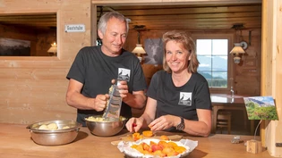 Ein gutes Team: Hanspeter und Petra Dal Ponte rüsten zusammen das Mittagessen und den Zvieri für die Gäste der Schesaplanahütte oberhalb von Seewis im Prättigau. Ein gutes Team: Hanspeter und Petra Dal Ponte rüsten zusammen das Mittagessen und den Zvieri für die Gäste der Schesaplanahütte oberhalb von Seewis im Prättigau.