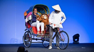 Eine grosse Show: Für die Präsentation der Produkte kutschiert ein Ems-Mitarbeiter Chefin Magdalena Martullo zusammen mit einem Plüsch-Orang-Utan in der Rikscha auf die Zeltbühne. Eine grosse Show: Für die Präsentation der Produkte kutschiert ein Ems-Mitarbeiter Chefin Magdalena Martullo zusammen mit einem Plüsch-Orang-Utan in der Rikscha auf die Zeltbühne.