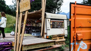Unkompliziert: Ein aufgeschnittener Wohnwagen wird zum Bühnenelement.