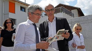 Verleihung des Wakker Preises 2018 : Mario Cavigelli (links) und Christof Dietler, Präsident des Heimatschutz Graubünden. Verleihung des Wakker Preises 2018 : Mario Cavigelli (links) und Christof Dietler, Präsident des Heimatschutz Graubünden.