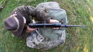 Gut gezielt: Ein Bündner Jäger legt auf jagdbares Wild an. Gut gezielt: Ein Bündner Jäger legt auf jagdbares Wild an.