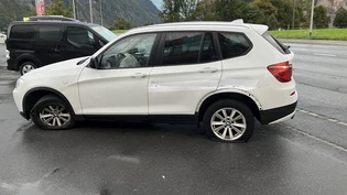 Lenkerin bleibt unverletzt: Am Sonntag ist ein Auto bei einer seitlichen Kollision mit dem Glarner Kreisel beschädigt worden. 