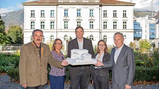 So soll es dereinst aussehen: Die Grossratsmitglieder Mario Salis, Laura Oesch, Gian Derungs, Julia Müller und Felix Schutz (von links) präsentieren vor dem alten Staatsgebäude das Modell für den Erweiterungsbau. So soll es dereinst aussehen: Die Grossratsmitglieder Mario Salis, Laura Oesch, Gian Derungs, Julia Müller und Felix Schutz (von links) präsentieren vor dem alten Staatsgebäude das Modell für den Erweiterungsbau.