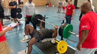 Kräftig: Michel Sousa, der Defensive Tackle der Calanda Broncos, wird beim Bankdrücken von Coaches, Mitstreitern und Sportchef Matt Hammer (Zweiter von rechts) beobachtet.