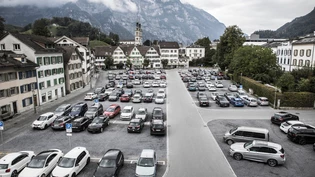 Wohin mit den Autos? Der Gemeinderat von Glarus will den Zaunplatz autofrei machen. Eine Tiefgarage darunter ist ihm aber zu teuer. Wohin mit den Autos? Der Gemeinderat von Glarus will den Zaunplatz autofrei machen. Eine Tiefgarage darunter ist ihm aber zu teuer.