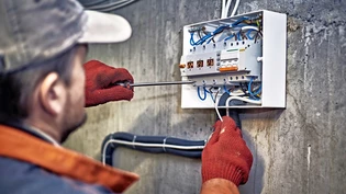 Eine Leitung zu viel: Zwischen der Paritätischen Landeskommission der Elektrobranche und dem Bündner Ableger kam es zu einem Austausch heikler Dokumente, der nicht hätte stattfinden dürfen. Eine Leitung zu viel: Zwischen der Paritätischen Landeskommission der Elektrobranche und dem Bündner Ableger kam es zu einem Austausch heikler Dokumente, der nicht hätte stattfinden dürfen.