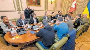  Staatsbesuch: Der Glarner Ständerat Mathias Zopfi (Dritter von links) trifft sich in der Ukraine mit Präsident Wolodymyr Selenskyj (Mitte vorne).