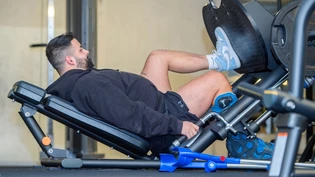 Einbeinig: Erik Rageth, Runningback der Calanda Broncos startet nach seiner Operation an der Achillessehne wieder langsam mit dem Training.