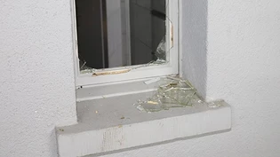Gewaltsam Zutritt verschafft: Ein Mann bricht im Glarnerland in drei Betriebe ein und wird noch vor Ort verhaftet.