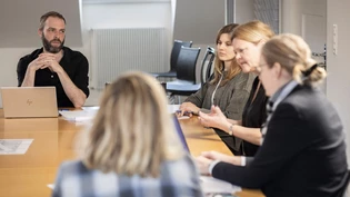 Fallberatung: Kesb-Präsident Hansueli Brunner leitet die Sitzung, an der unter anderem (im Uhrzeigersinn) Larissa Probst, Ludmila Schmid, Saskia Edskes und Bettina Becker teilnehmen.